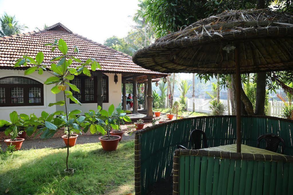 Bamboo Lagoon Backwater Front Resort Alappuzha Exterior foto
